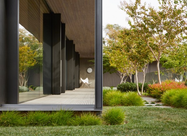 Inarc completes "efficient, yet extravagant" Links Courtyard House on Australia's Mornington Peninsula