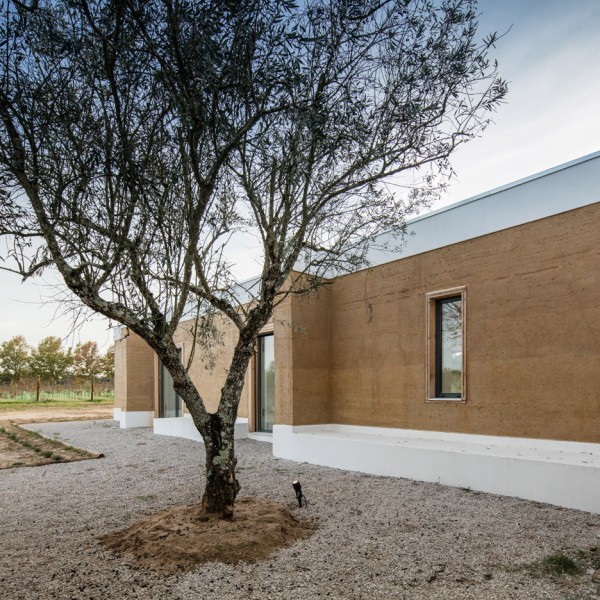 vineyard-house-blaanc-architecture-residential-montijo-portugal-rammed-earth-joao-morgado_dezeen_936_26