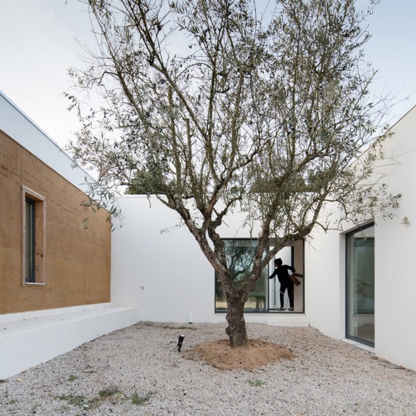 vineyard-house-blaanc-architecture-residential-montijo-portugal-rammed-earth-joao-morgado_dezeen_936_27