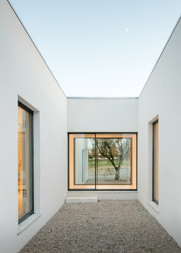 vineyard-house-blaanc-architecture-residential-montijo-portugal-rammed-earth-joao-morgado_dezeen_936_30