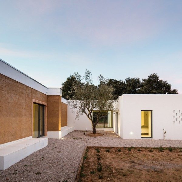 vineyard-house-blaanc-architecture-residential-montijo-portugal-rammed-earth-joao-morgado_dezeen_936_32