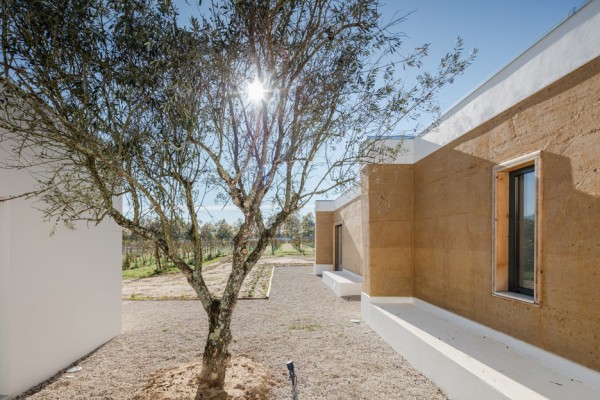 vineyard-house-blaanc-architecture-residential-montijo-portugal-rammed-earth-joao-morgado_dezeen_936_6