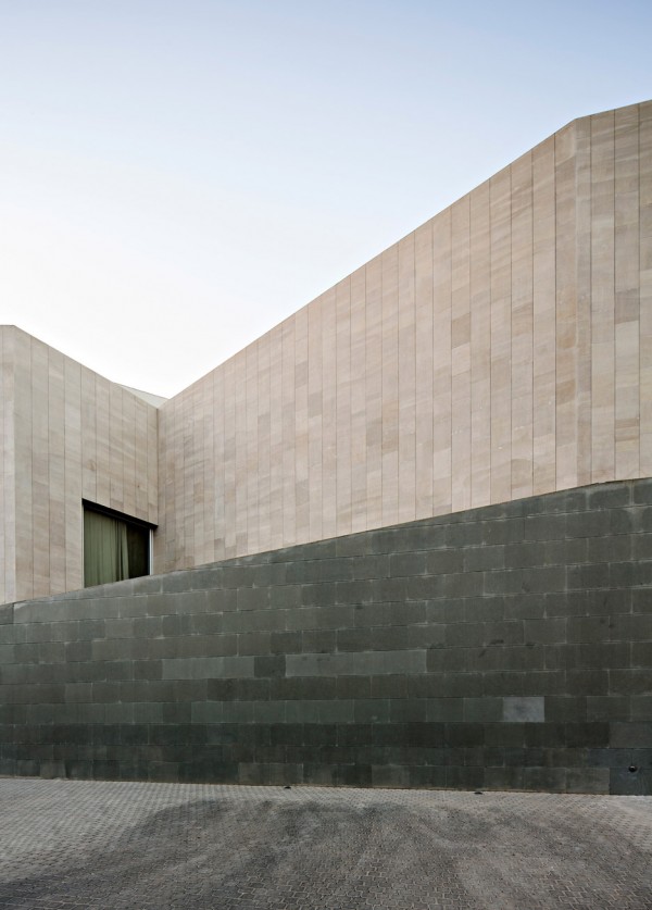 Wall House by AGi Architects