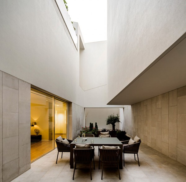 Wall House by AGi Architects