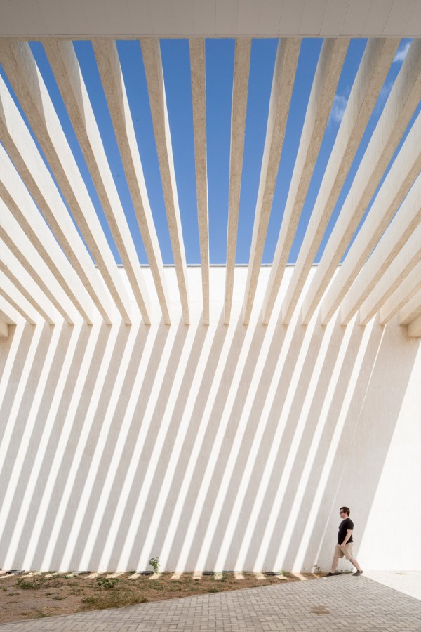 Administrative building of the Federal University of Ceara in Brasil by Rede Arquitetos, photograph by Joana Franca
