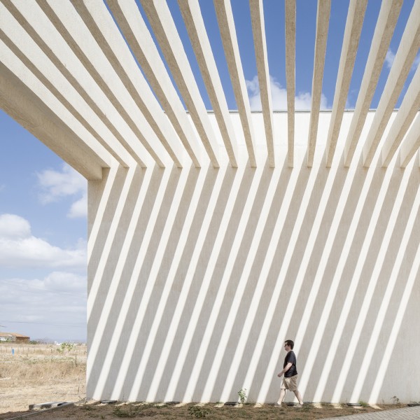Slatted roof casts dramatic shadows over gateway to new university campus in Brazil