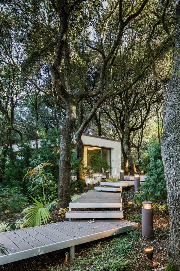 casa-nel-bosco-officina29-architetti-house-in-the-woods-joao-morgado_dezeen_936_0