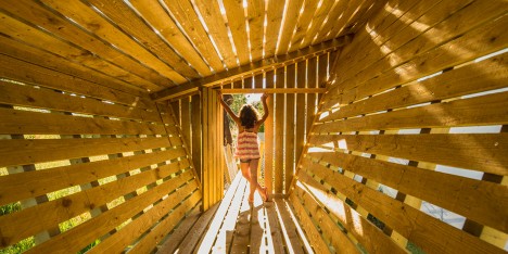 Casa no muro by Saperlipopette Les Architectes and Martial Marquet Architecture treehouse in portugal