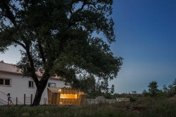 Casa no muro by Saperlipopette Les Architectes and Martial Marquet Architecture treehouse in portugal
