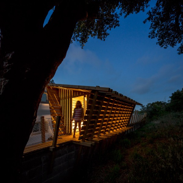 Casa no muro by Saperlipopette Les Architectes and Martial Marquet Architecture treehouse in portugal