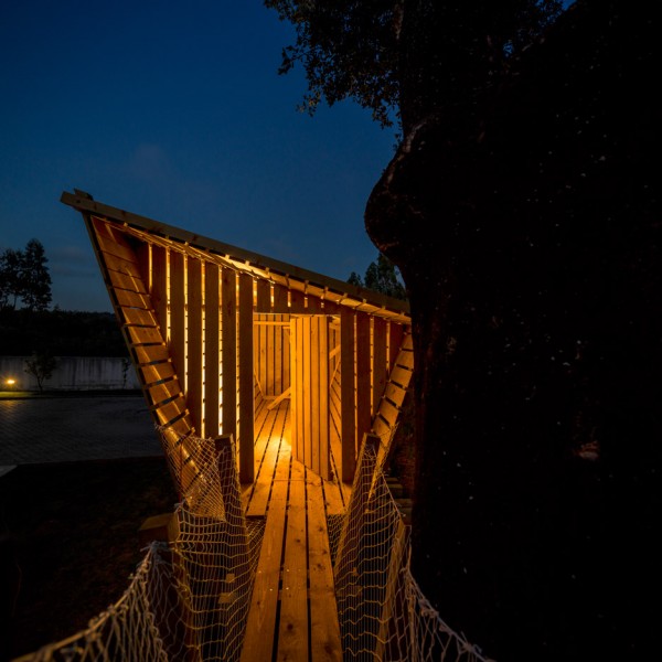 Casa no muro by Saperlipopette Les Architectes and Martial Marquet Architecture treehouse in portugal