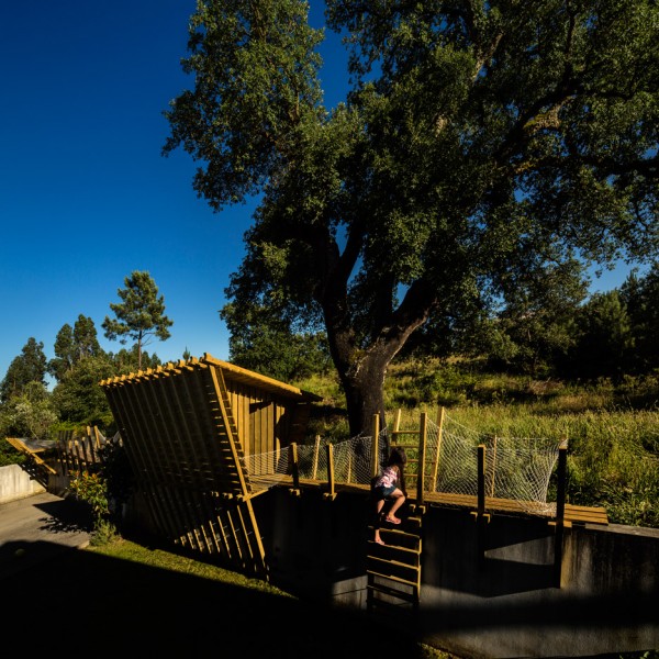 Casa no muro by Saperlipopette Les Architectes and Martial Marquet Architecture treehouse in portugal
