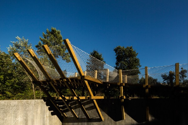 Casa no muro by Saperlipopette Les Architectes and Martial Marquet Architecture treehouse in portugal