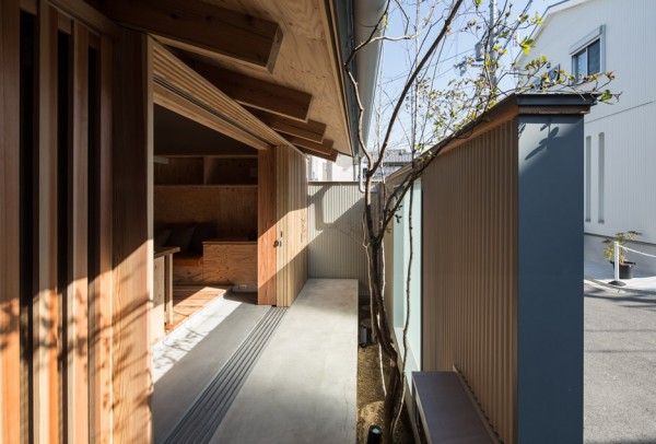 T-intersection Fence House by Hitotomori