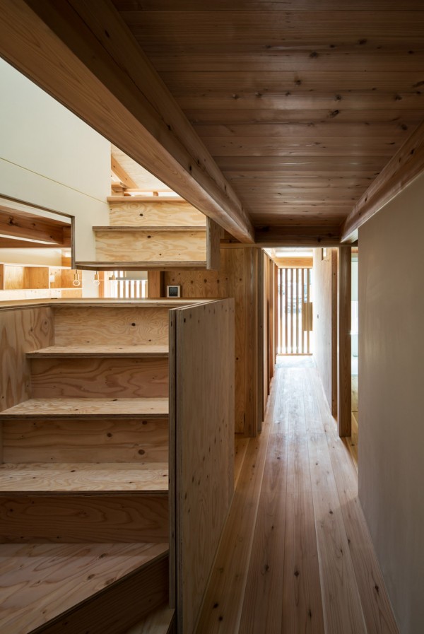 T-intersection Fence House by Hitotomori