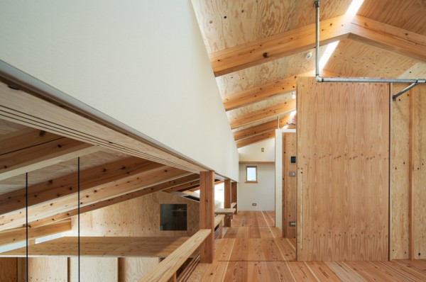T-intersection Fence House by Hitotomori