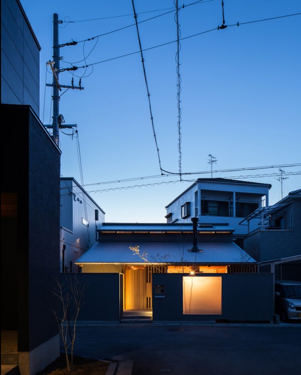 T-intersection Fence House by Hitotomori