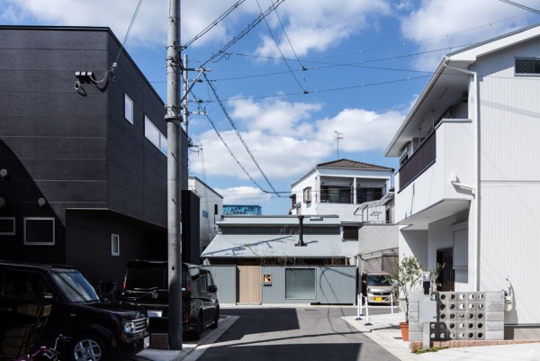 T-intersection Fence House by Hitotomori