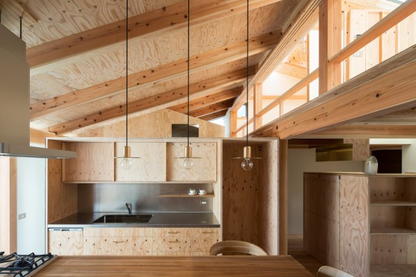 T-intersection Fence House by Hitotomori