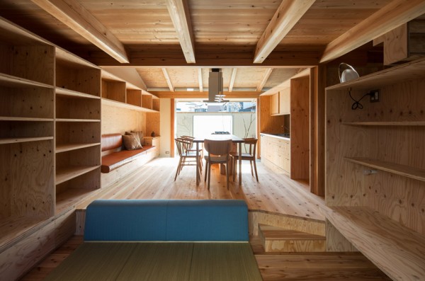 T-intersection Fence House by Hitotomori