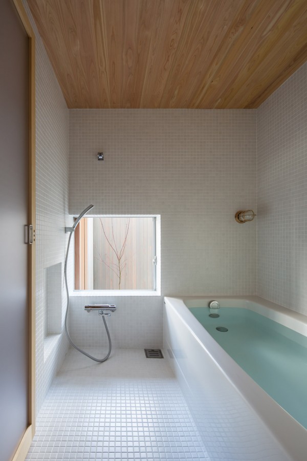 T-intersection Fence House by Hitotomori