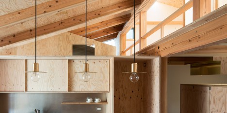 T-intersection Fence House by Hitotomori