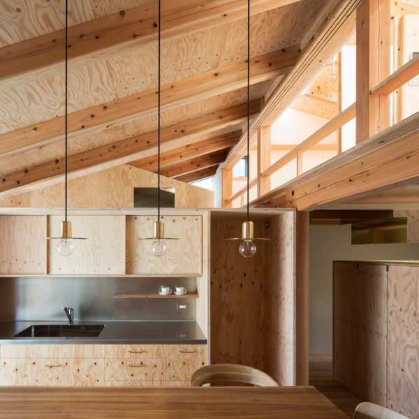 T-intersection Fence House by Hitotomori