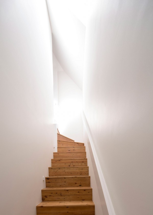 Cut-away roof house by Scale Architecture