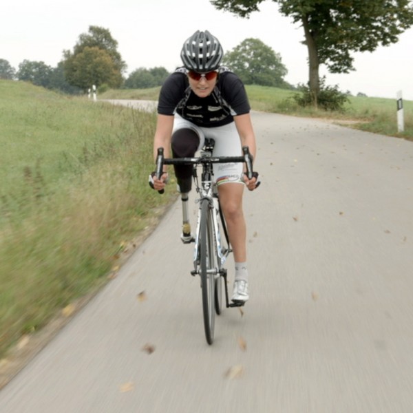 Denise Schindler aims to become "world's first" paralympic cyclist to use fully 3D-printed prothesis