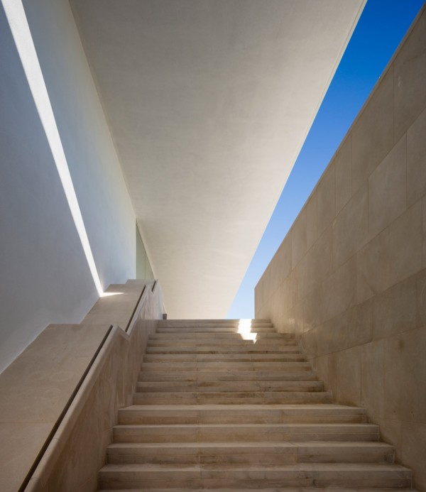 Employment Building by Daroca Arquitectos