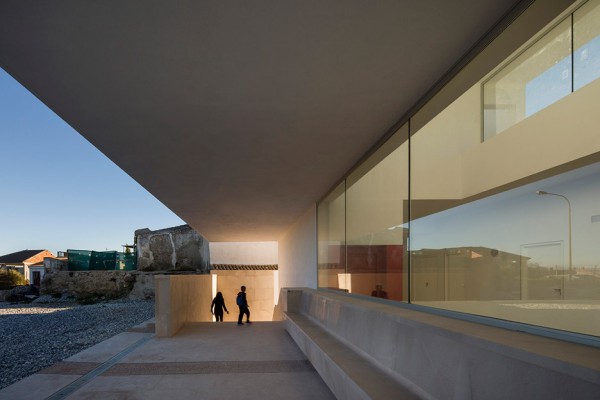 Employment Building by Daroca Arquitectos