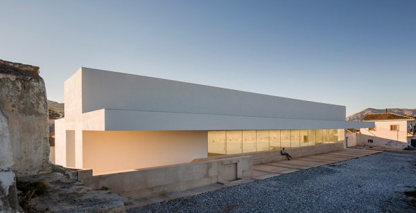 Employment Building by Daroca Arquitectos