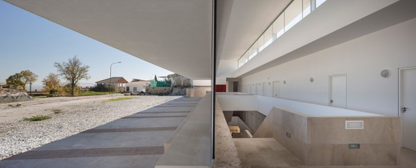 Employment Building by Daroca Arquitectos