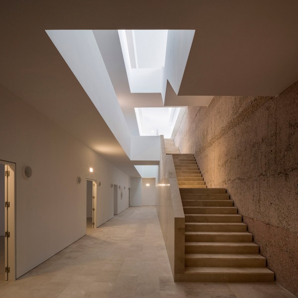 Employment Building by Daroca Arquitectos