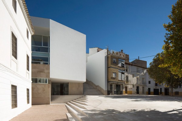 Employment Building by Daroca Arquitectos