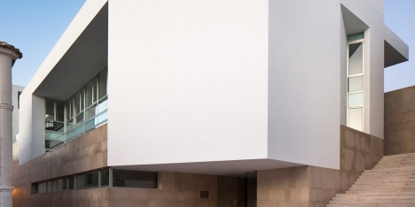 Employment Building by Daroca Arquitectos
