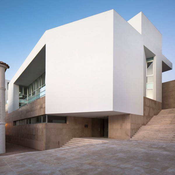 Employment Building by Daroca Arquitectos