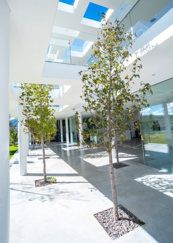 Julio Hernandez house by Roof Arquitectos, a white house in Mexico