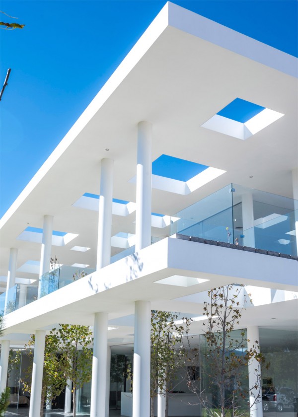Julio Hernandez house by Roof Arquitectos, a white house in Mexico