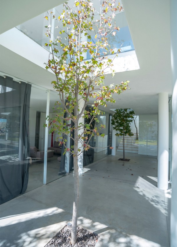 Julio Hernandez house by Roof Arquitectos, a white house in Mexico