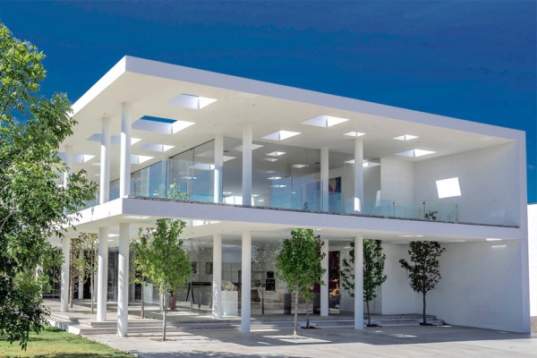 Julio Hernandez house by Roof Arquitectos, a white house in Mexico