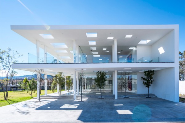 Julio Hernandez house by Roof Arquitectos, a white house in Mexico