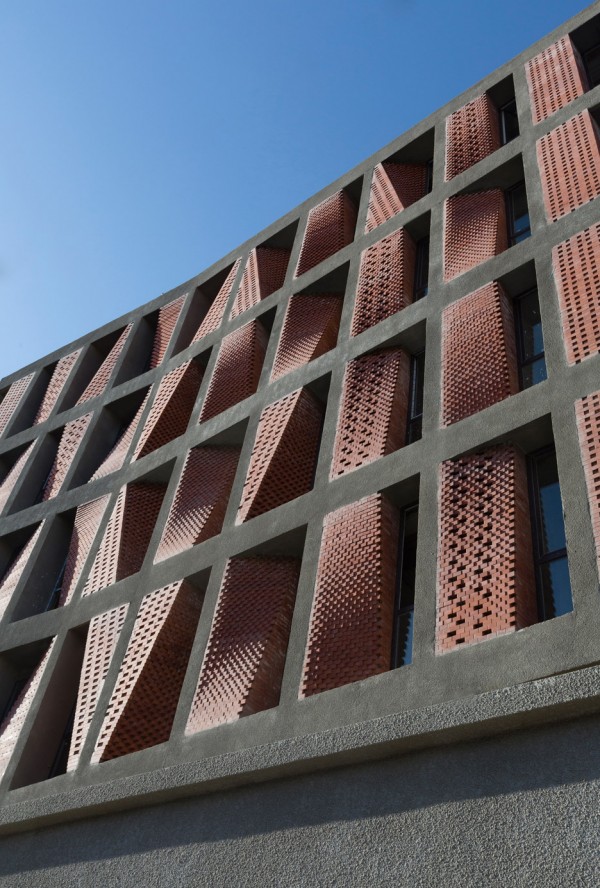 Kahrizak residential building by CAAT Studio