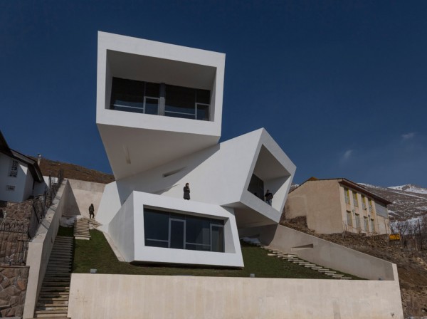 Three views/A house by New Wave Architecture