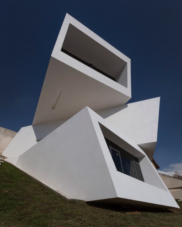 Three views/A house by New Wave Architecture