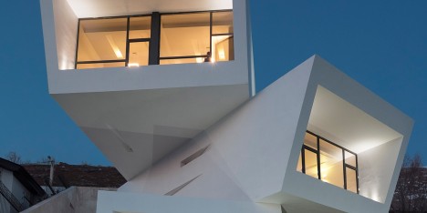 Three views/A house by New Wave Architecture