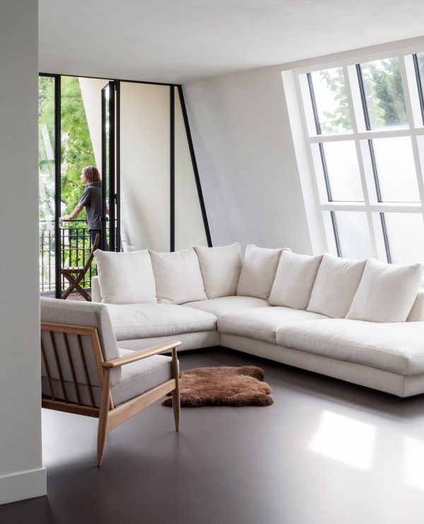Transformation of a former private museum into a home in Rotterdam by Paul de Ruiter and Chris Collaris