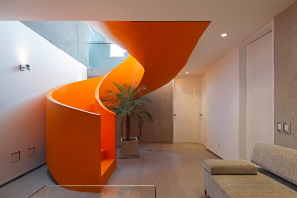 Casa Blanca house in Lima, Peru with an orange staircase, residential architecture by Martin Dulanto Sangalli. Photograph by Juan Solano