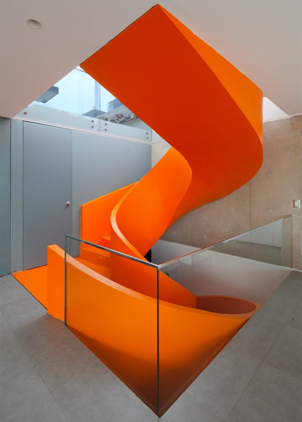 Casa Blanca house in Lima, Peru with an orange staircase, residential architecture by Martin Dulanto Sangalli. Photograph by Juan Solano