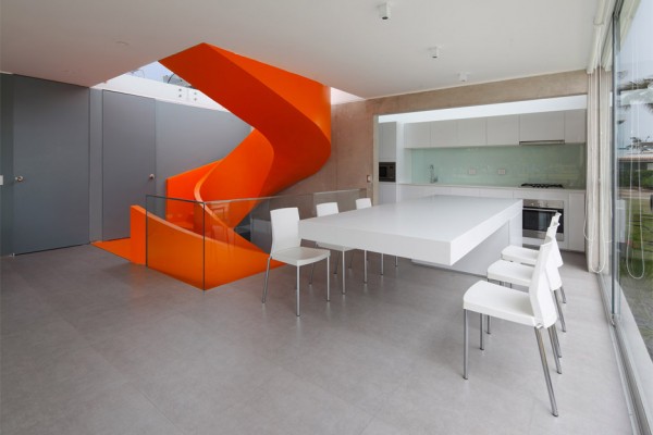 Casa Blanca house in Lima, Peru with an orange staircase, residential architecture by Martin Dulanto Sangalli. Photograph by Juan Solano